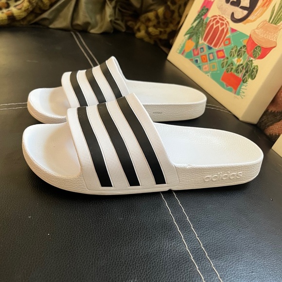 (men’s) adidas • white & black open toe pool flip flops - Picture 5 of 16